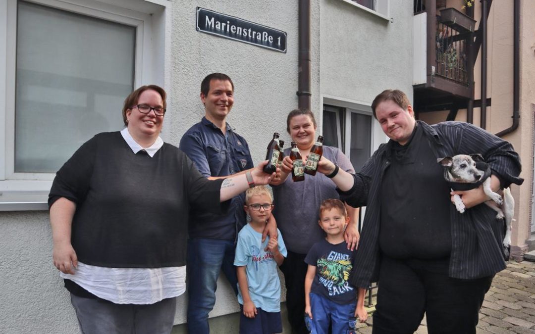 Herzlichkeit der perfekten Nachbarn ergreift sogar die Hunde